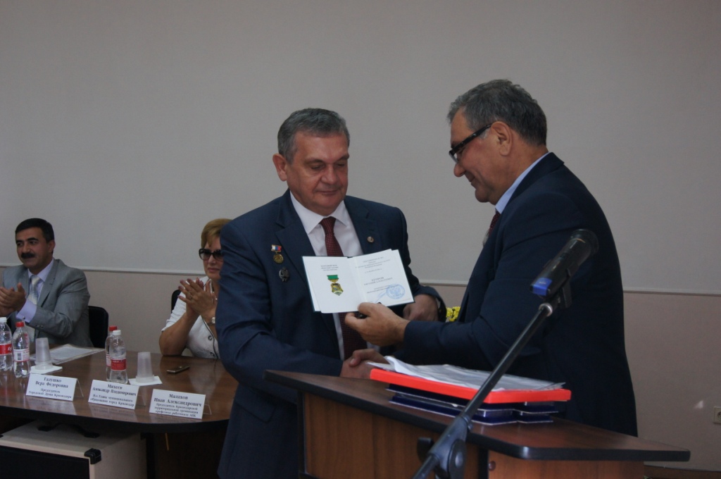 Нагрудный знак "Защитника экологии" директору Егорову Е.А. вручает Академик РАН, доктор экономических наук, директор ВСТИСП Куликов Иван Михайлович Нагрудный знак "Защитника экологии" директору Егорову Е.А. вручает Академик РАН, доктор экономических наук, директор ВСТИСП Куликов Иван Михайлович