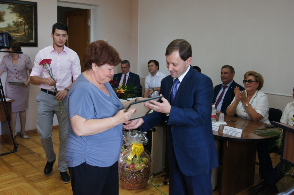 Вручение памятных подарков директору "Садового центра" Тыщенко Е.Л. Вручение памятных подарков директору "Садового центра" Тыщенко Е.Л.